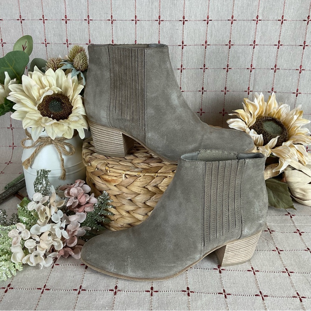 Vince “Haider” Tan Flint Suede Ankle Boots Gored Almond Toe Bootie Size 9.5 EUC